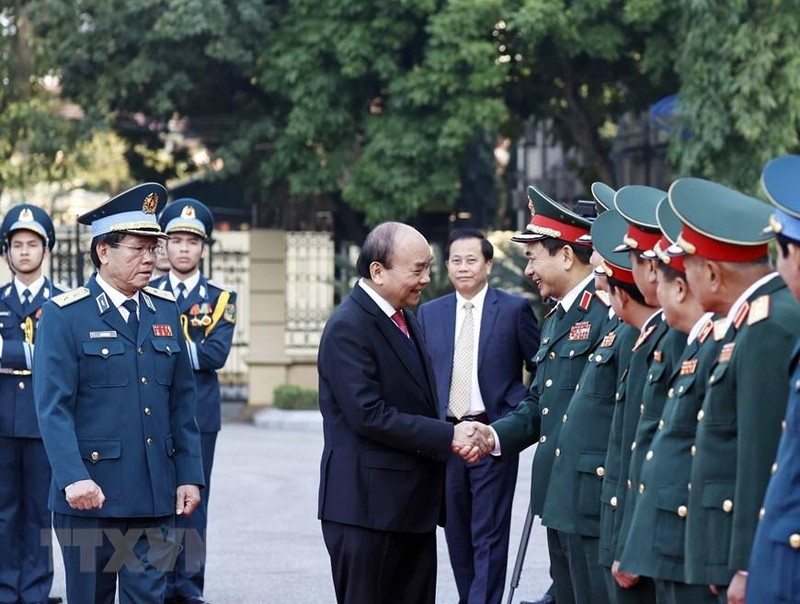 越南国家主席阮春福走访防空空军军种。（图片来源：越通社）