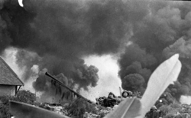1972年12月底，越南军民击落了美国空军B-52轰炸机，创造了“河内-空中奠边府”大捷。（图片来源：越通社）