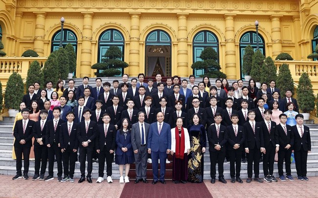 国家主席阮春福与2022年国际奥林匹克和科技竞赛获奖学生 合影。（图片来源：越通社）