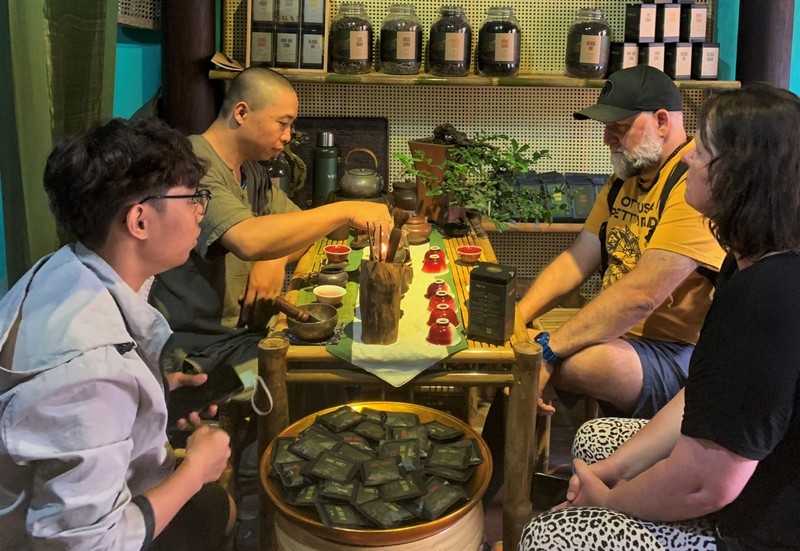 外国游客了解越南茶艺。