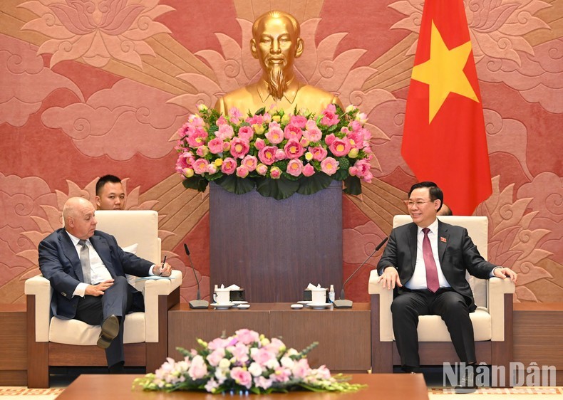 越南国会主席王廷惠会见澳大利亚维多利亚州国库部长蒂姆-帕拉斯。（图片来源：越通社）