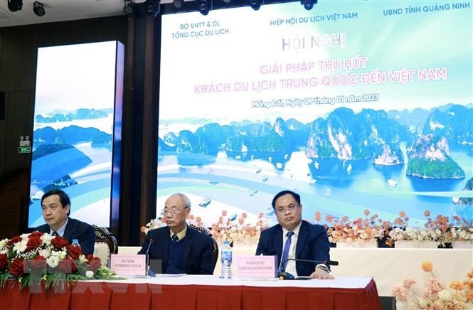 越南旅游总局与越南旅游协会联合在广宁省芒街市举行“吸引中国游客赴越南旅游的措施”会议。（图片来源：越通社）