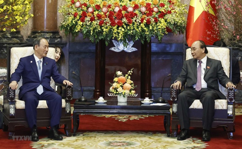 越南国家主席阮春福会见日本前首相菅义伟。（图片来源：越通社）