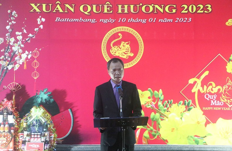 越南驻柬埔寨马德望省总领事阮诚文发表讲话。