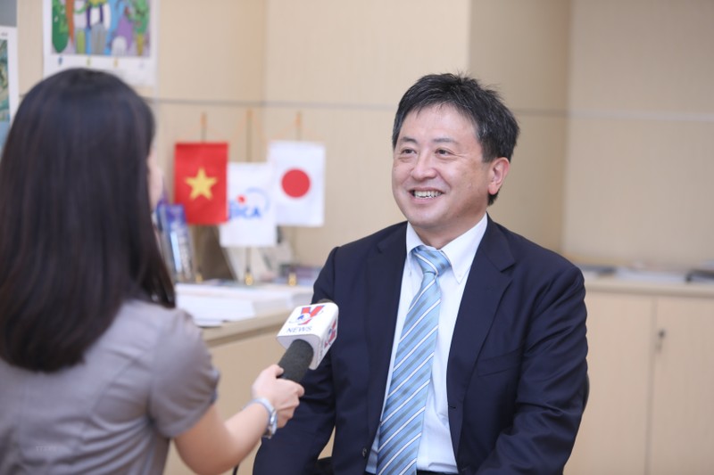 日本国际协力机构驻越南代表处首席代表清水彰接受记者专访。（图片来源：越通社）