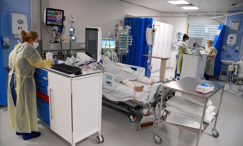 2021年1月20日，护士在英国米尔顿凯恩斯大学医院治疗病人。（图片来源：路透社）