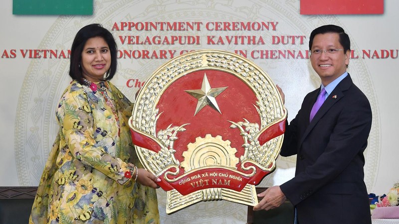 越南任命卡维莎·德特女士（左）为越南驻印度泰米尔纳德邦钦奈市名誉领事。（图片来源：越通社）