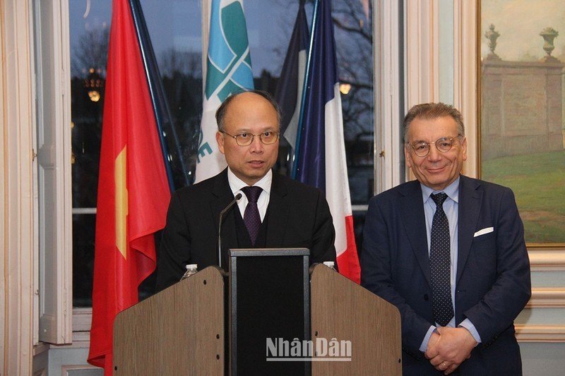 越南驻法国大使丁全胜发表讲话。