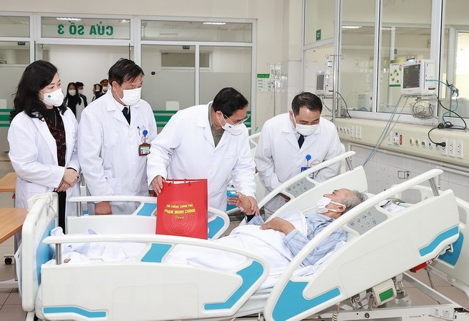 越南政府总理范明正走访慰问中央热带疾病医院医务人员和正在该医院接受治疗的病人。