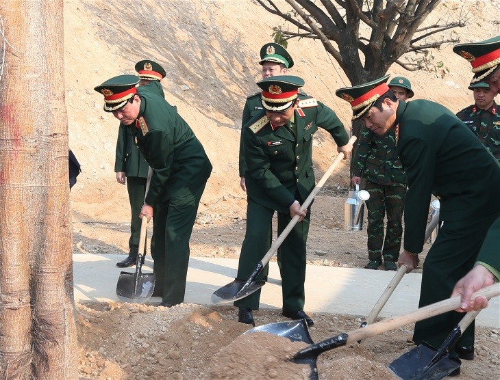 潘文江大将同其他代表参加种树活动。（图片来源：越通社）