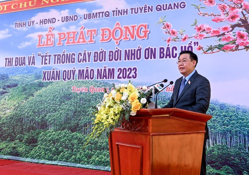 国会主席王廷惠在仪式上发表讲话。