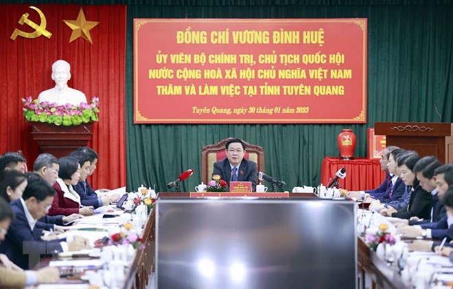 越南国会主席王廷惠与宣光省领导座谈。（图片来源：越通社）