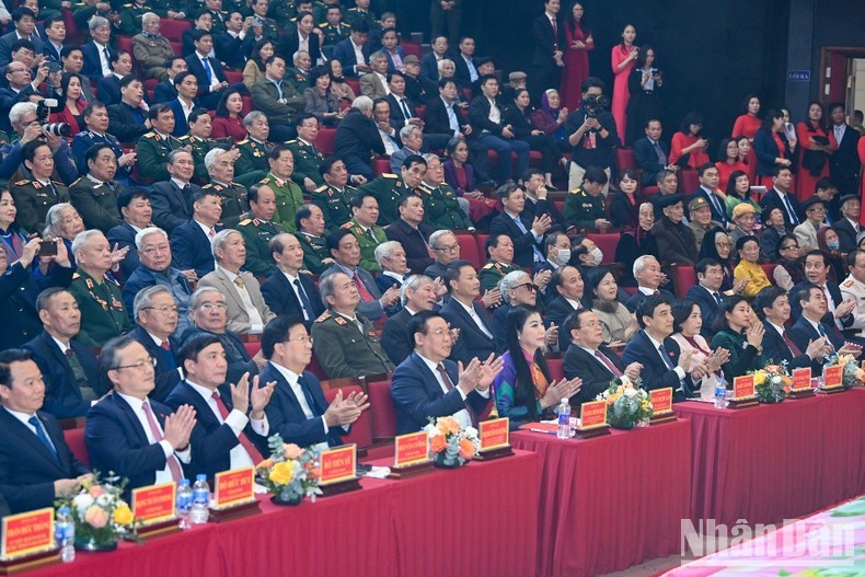 国会主席王廷惠，党和国家领导、前领导人和各位代表出席仪式。