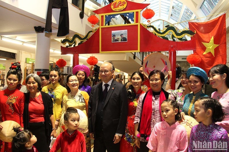 越南驻法国大使丁全胜和夫人同越南侨胞合影。