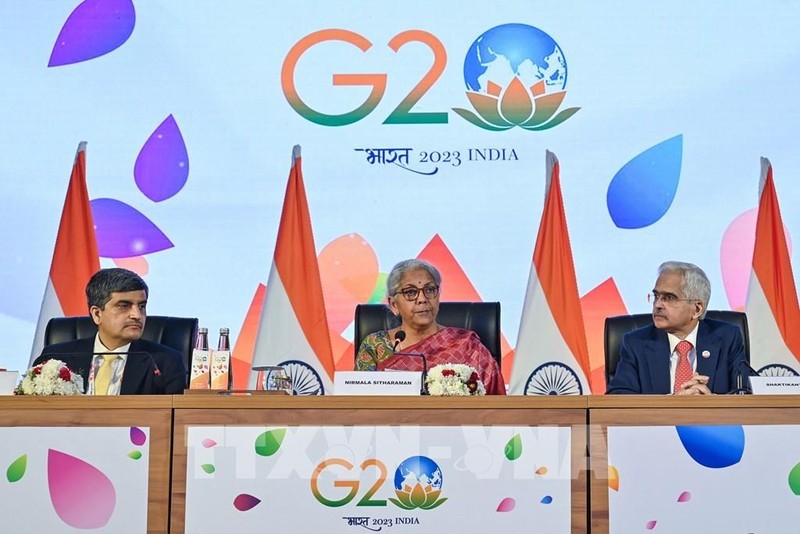 在印度班加罗尔举行的G20财长和中央银行行长会议结束后，印度财政部长尼尔马拉·西塔拉曼（中）在新闻发布会上发表讲话。（图片来源：法新社/越通社）