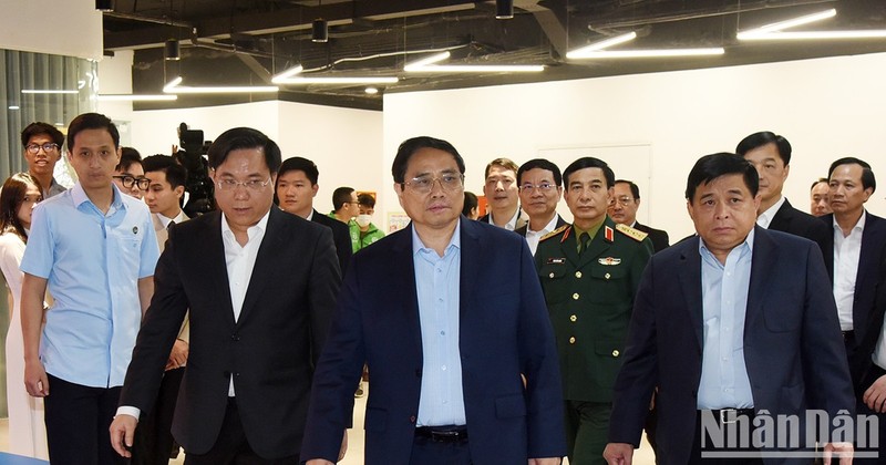越南政府总理范明正造访国家革新创新中心。