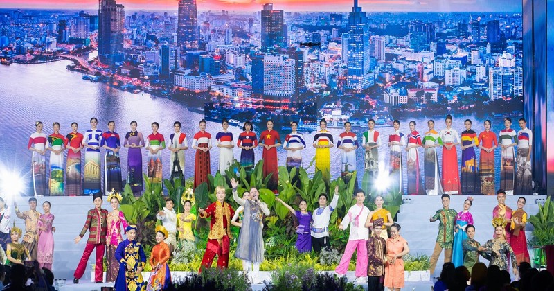 结合了设计师杜郑怀南的奥黛系列《我所见的世界》和世界各国的传统服饰的演出表达了该活动的和平与友谊精神。