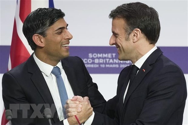 法国总统埃马纽埃尔·马克龙（右）和英国首相里希·苏纳克在法国巴黎举行的联合新闻发布会上。（图片来源：法新社/越通社）