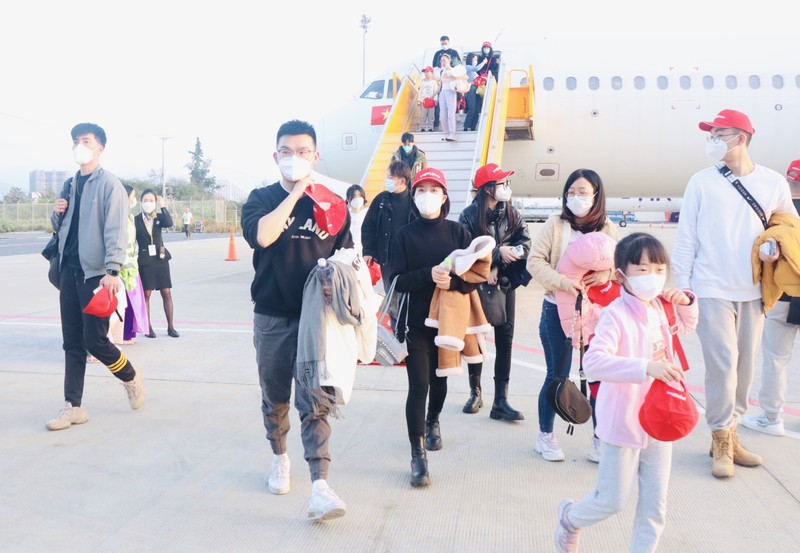 中国游客抵达越南庆和省。（图片来源：庆和报）