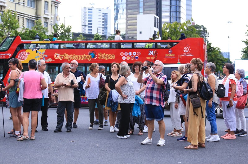 外国游客参观胡志明市。