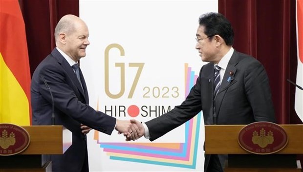 德国总理奥拉夫·舒尔茨与日本首相岸田文雄握手。（图片来源：共同社/越通社）