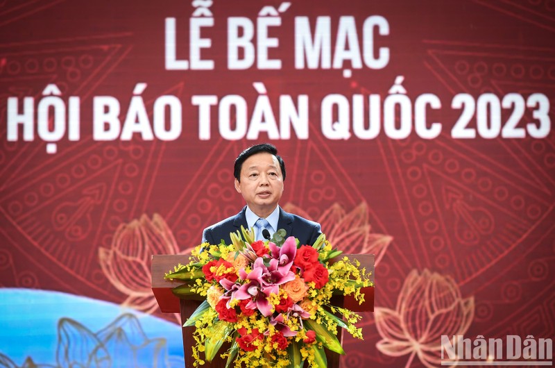 越南政府副总理陈红河在闭幕式上发表讲话。