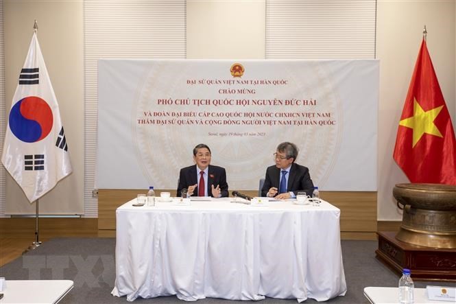 越南国会副主席阮德海探访越南驻韩国大使馆。（图片来源：越通社）