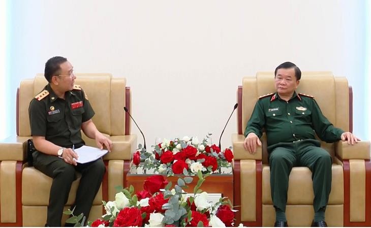 国防部副部长黄春战上将会见老挝驻越国防武官旺赛·印塔堪大校。