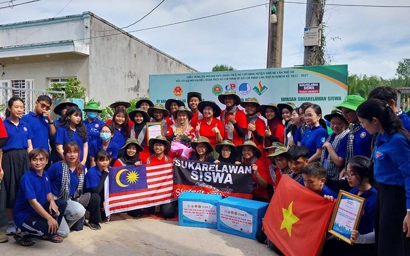 马来西亚学生在越南参加志愿者活动。（马来西亚驻越南大使馆供图）