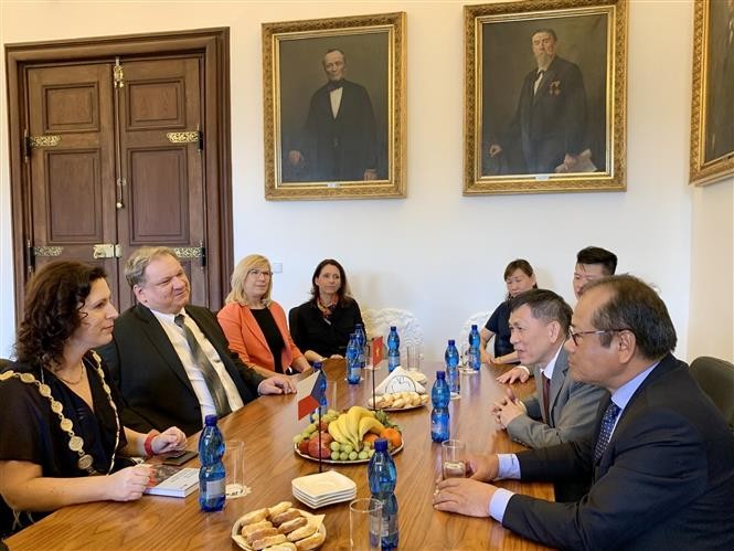 越南驻捷克大使蔡春勇与捷克布杰约维采市市长达格玛·斯科多娃·帕尔莫娃女士举行会晤。（图片来源：越通社）