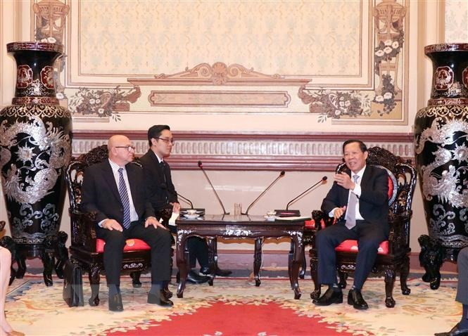 胡志明市人民委员会主席潘文买（右）与古巴建设部部长雷内·安东尼奥·梅萨·比利亚法纳（左）交谈。