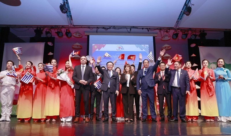 越南国会主席王廷惠出席在蒙得维的亚举行的“文化色彩”文艺晚会。