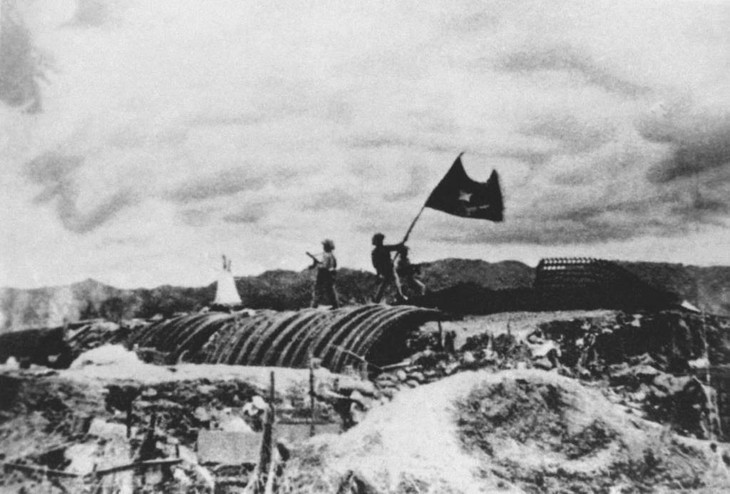 越南军旗在法国德卡斯特里将军的地堡上飘扬。