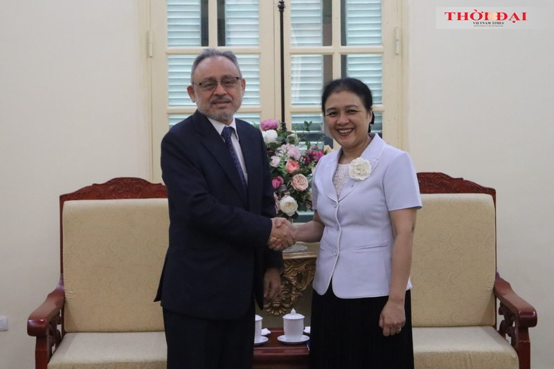 越南友好组织联合会主席阮芳娥大使会见萨尔瓦多驻越南大使鲁本·奥马尔·奥罗斯科·布尔戈斯。（图片来源：VUFO）