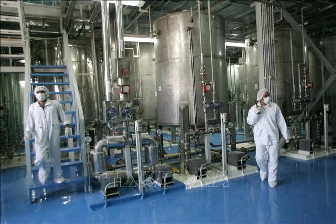 伊朗技术人员在德黑兰以南420公里处的伊斯法罕铀浓缩单位检查设备。（图片来源：法新社/越通社）