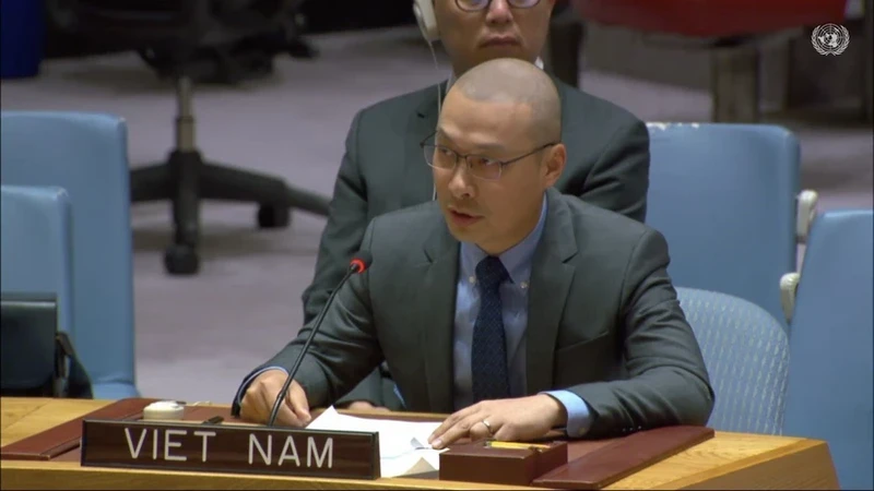 越南常驻联合国代表团副团长阮黄原公使衔参赞在辩论会上发表讲话。