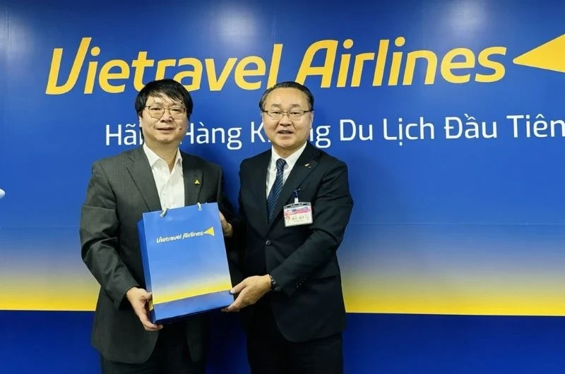越旅航空总经理阮明海与日本工作代表团代表合影。