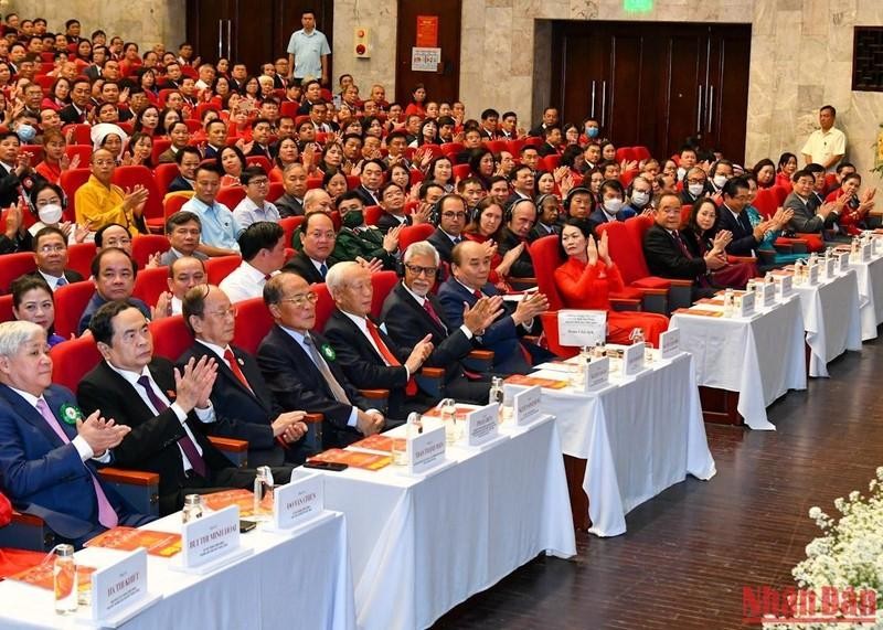 越南国家主席阮春福出席大会。