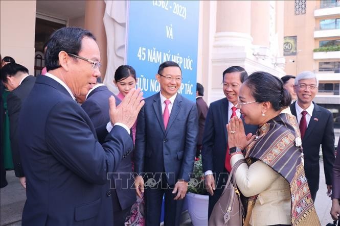 胡志明市市委书记阮文年会见老挝代表团。（图片来源：越通社）