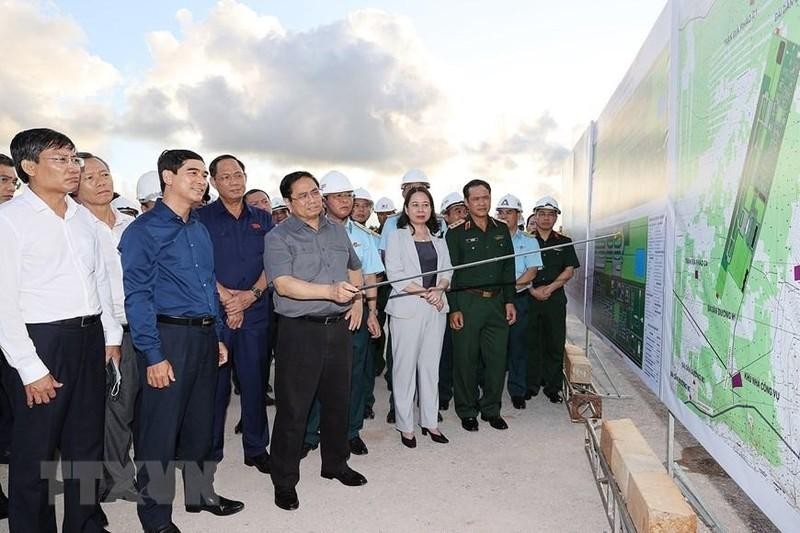 范明正总理视察平顺省潘切机场部分项目建设进度。（图片来源：越通社）