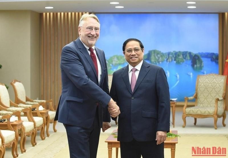 越南政府总理范明正会见欧洲议会国际贸易委员会主席兰格。（陈海 摄）