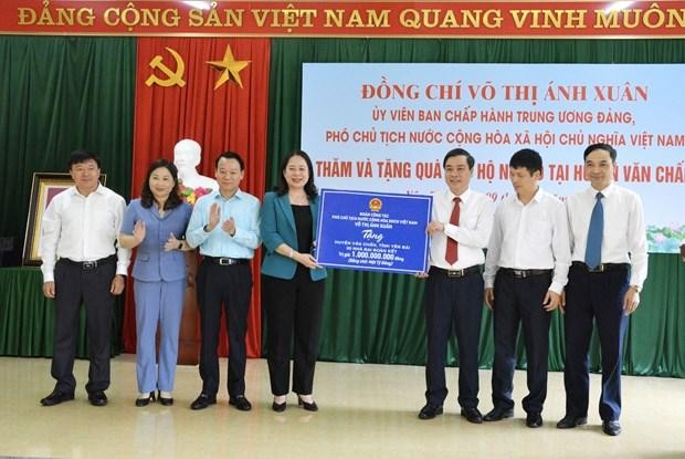 越南国家副主席武氏映春象征性地向文镇县赠送20间情义屋。