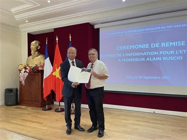 越南驻法国大使丁全胜代表2021年对外新闻奖组委会向法国历史学家阿兰•罗斯西奥颁奖。