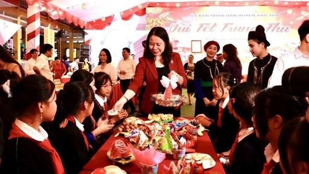 越南国家副主席武氏映春向学生们赠送中秋节慰问品。（图片来源：越通社）