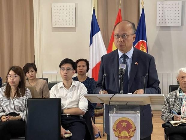 越南驻法国大使丁全胜在座谈会上发表讲话。（图片来源：越通社）