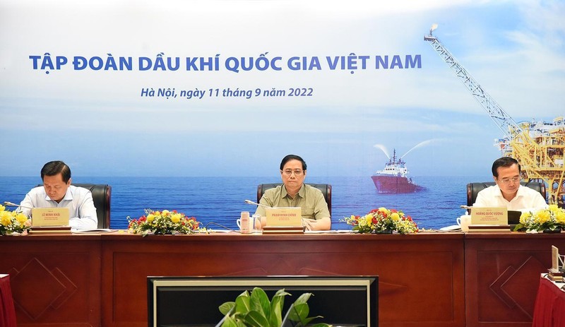 政府总理范明正同国家石油集团举行会谈。