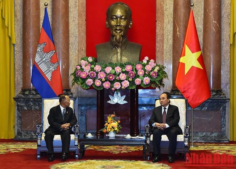 国家主席阮春福会见柬埔寨国会主席韩桑林。（水原 摄）