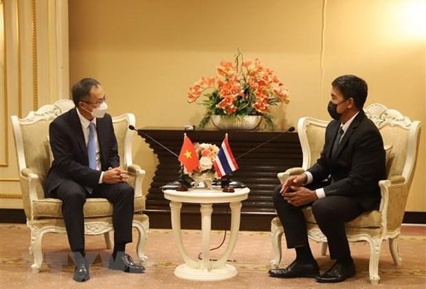 越南驻泰国大使潘志成与曼谷市长查查特·西蒂彭特。（图片来源：越通社）