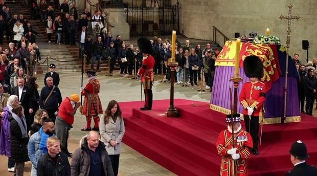  人们18日在伦敦威斯敏斯特教堂悼唁伊丽莎白二世女王。（图片来源：法新社）