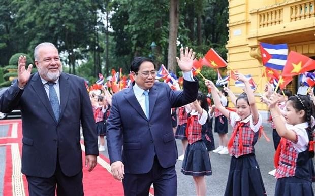 越南政府总理范明正举行仪式欢迎古巴总理曼努埃尔•马雷罗•克鲁斯访越。